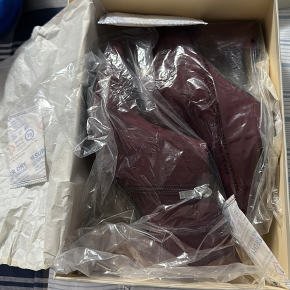 EUC MARC FISHER WOMEN SIZE 9.5 genuine burgundy suede bootie with zipper - Picture 11 of 11